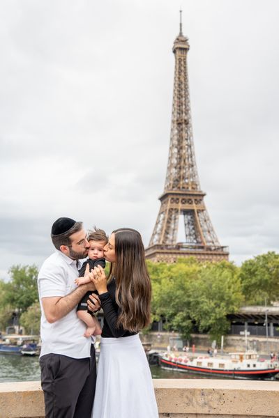Eiffel Tower Photoshoot in Paris in Paris — photo by Kouss AMOURA, Smiler
