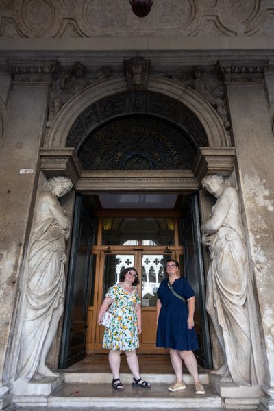 Professional photoshoot at the Piazza San Marco in Venice in Venice — photo by VenicebyFabion, Smiler