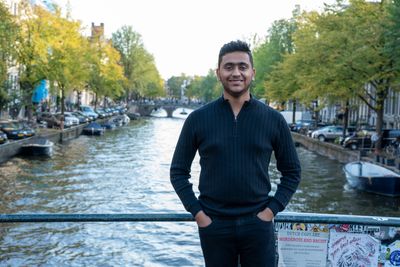 Amsterdam Canals Photoshoot in Amsterdam — photo by Casper de droog, Smiler