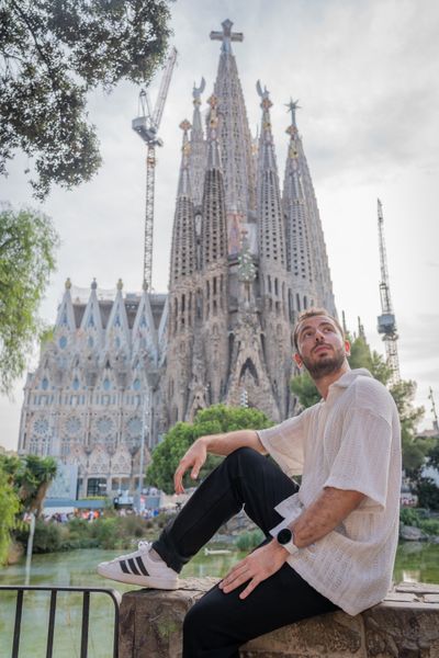 Photoshoot at Sagrada Familia, Barcelona in Barcelona — photo by Rodrigo Sylwan, Smiler