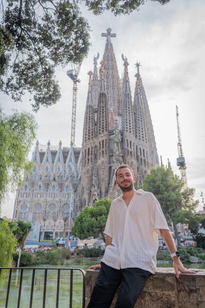 Photoshoot at Sagrada Familia, Barcelona in Barcelona — photo by Rodrigo Sylwan, Smiler