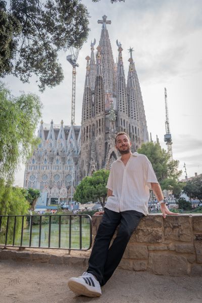 Photoshoot at Sagrada Familia, Barcelona in Barcelona — photo by Rodrigo Sylwan, Smiler