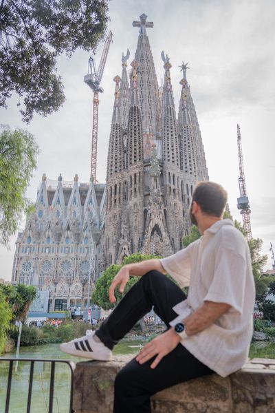 Photoshoot at Sagrada Familia, Barcelona in Barcelona — photo by Rodrigo Sylwan, Smiler
