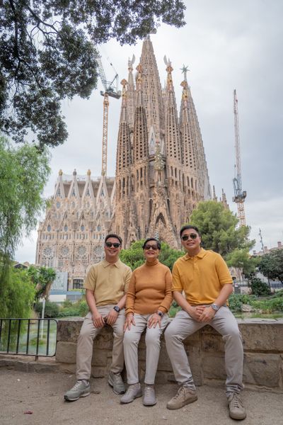 Professional photoshoot outside Sagrada Familia in Barcelona — photo by Rodrigo Sylwan, Smiler