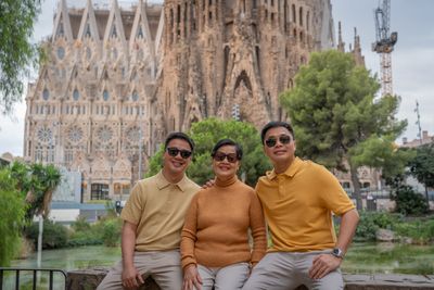Professional photoshoot outside Sagrada Familia in Barcelona — photo by Rodrigo Sylwan, Smiler