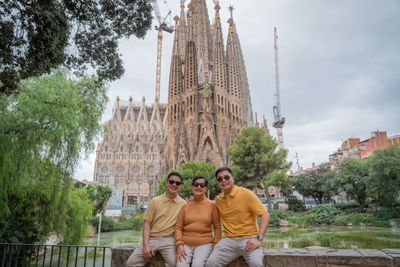 Professional photoshoot outside Sagrada Familia in Barcelona — photo by Rodrigo Sylwan, Smiler