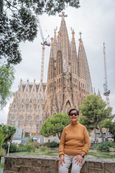 Professional photoshoot outside Sagrada Familia in Barcelona — photo by Rodrigo Sylwan, Smiler