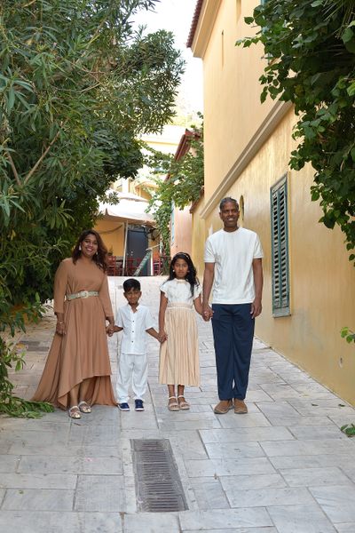 Professional photoshoot at Anafiotika in Athens — photo by Anne Krass, Smiler