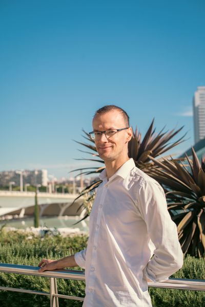 Professional photoshoot at City of Art & Science in Valencia — photo by Yaritza Guirado, Smiler