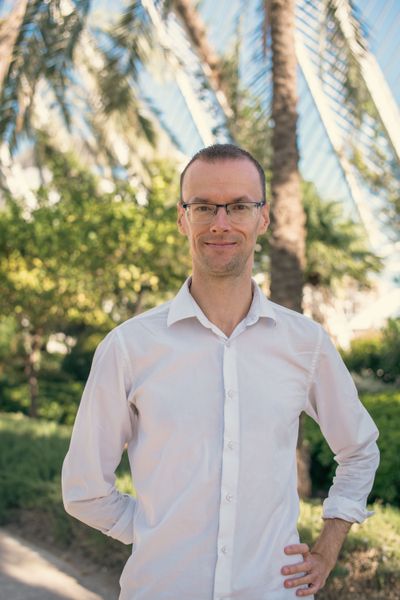 Professional photoshoot at City of Art & Science in Valencia — photo by Yaritza Guirado, Smiler