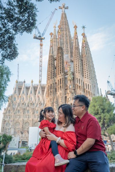 Professional photoshoot outside Sagrada Familia in Barcelona — photo by Rodrigo Sylwan, Smiler
