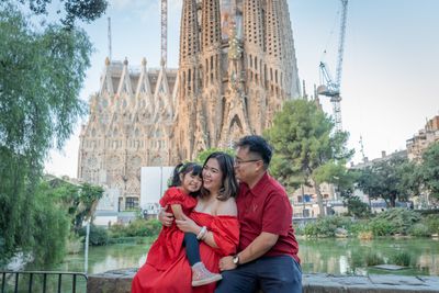 Professional photoshoot outside Sagrada Familia in Barcelona — photo by Rodrigo Sylwan, Smiler