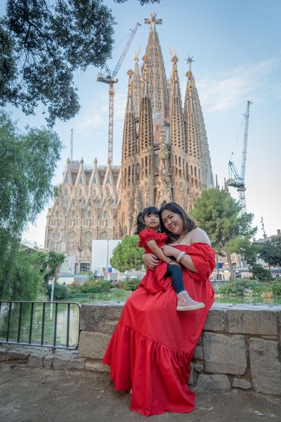 Professional photoshoot outside Sagrada Familia in Barcelona — photo by Rodrigo Sylwan, Smiler