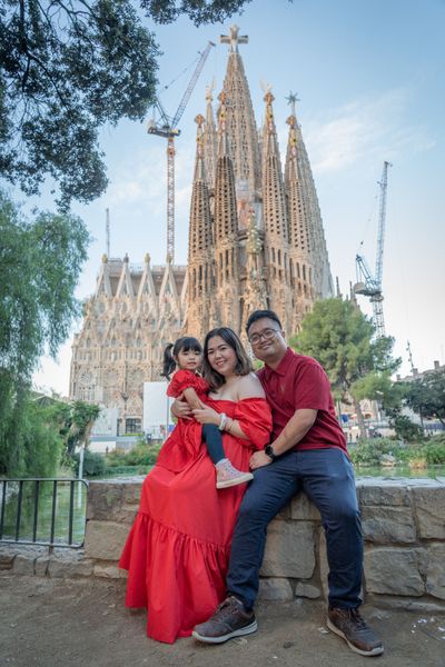 Professional photoshoot outside Sagrada Familia in Barcelona — photo by Rodrigo Sylwan, Smiler