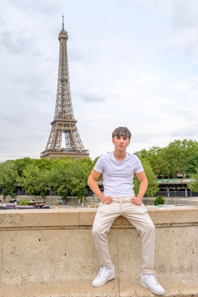 Eiffel Tower Photoshoot in Paris in Paris — photo by George Pridonishvili, Smiler