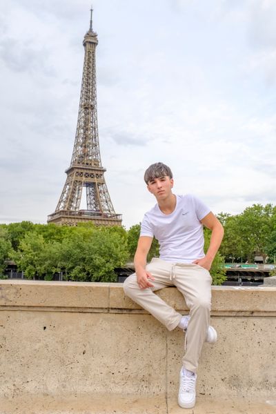 Eiffel Tower Photoshoot in Paris in Paris — photo by George Pridonishvili, Smiler