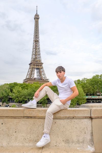 Eiffel Tower Photoshoot in Paris in Paris — photo by George Pridonishvili, Smiler