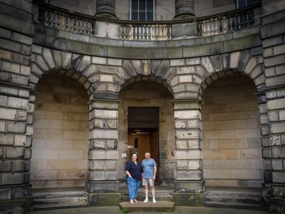 Romantic photoshoot for couples in Edinburgh — photo by James Armandary, Smiler