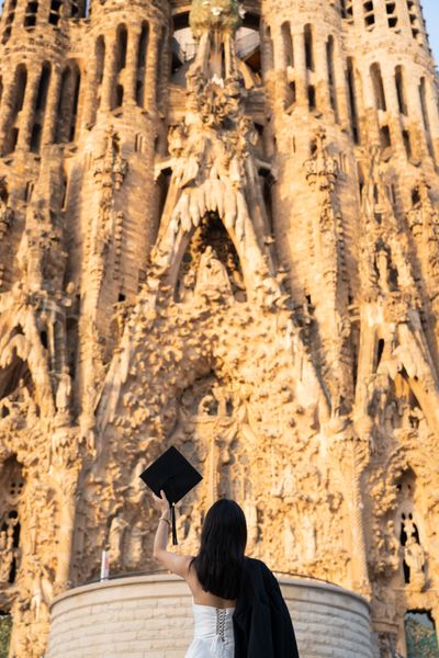 Professional photoshoot outside Sagrada Familia in Barcelona — photo by Rodrigo Sylwan, Smiler