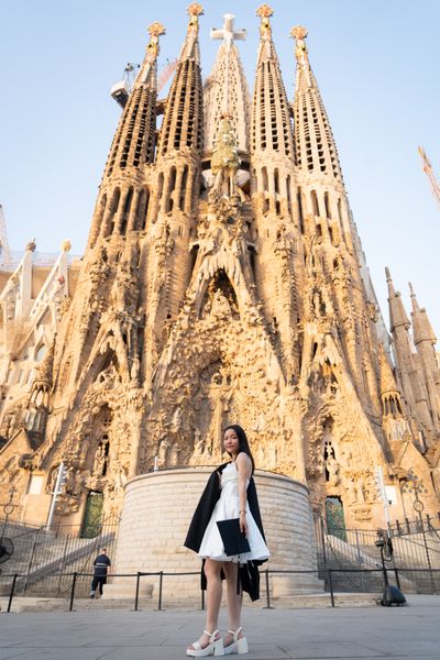 Professional photoshoot outside Sagrada Familia in Barcelona — photo by Rodrigo Sylwan, Smiler