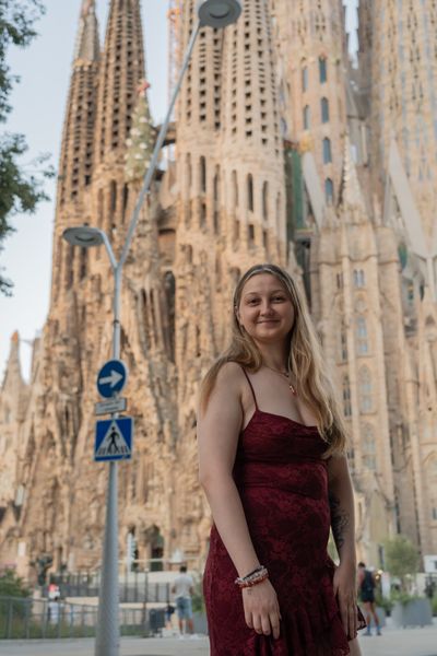 Professional photoshoot outside Sagrada Familia in Barcelona — photo by Rodrigo Sylwan, Smiler