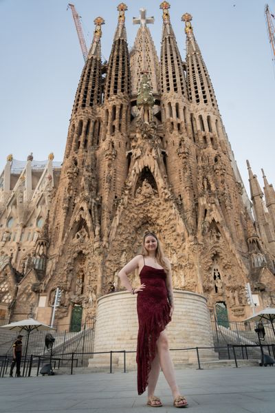 Professional photoshoot outside Sagrada Familia in Barcelona — photo by Rodrigo Sylwan, Smiler