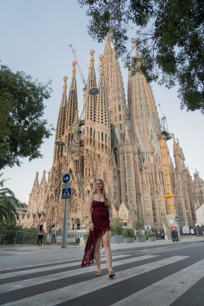 Professional photoshoot outside Sagrada Familia in Barcelona — photo by Rodrigo Sylwan, Smiler