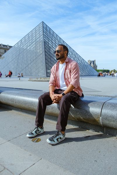 Louvre Photoshoot in Paris in Paris — photo by Renata  Silva, Smiler