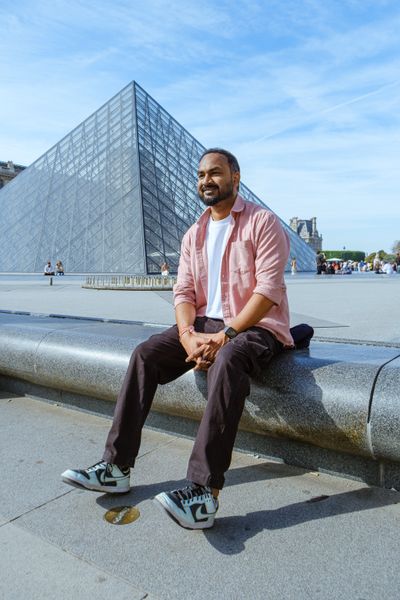 Louvre Photoshoot in Paris in Paris — photo by Renata  Silva, Smiler