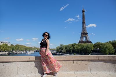 Eiffel Tower Photoshoot in Paris in Paris — photo by Moments in Paris, Smiler