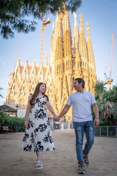 Professional photoshoot outside Sagrada Familia in Barcelona — photo by Macarena Farias, Smiler