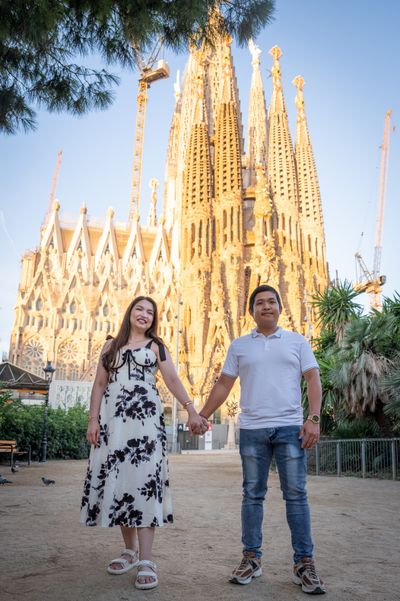Professional photoshoot outside Sagrada Familia in Barcelona — photo by Macarena Farias, Smiler
