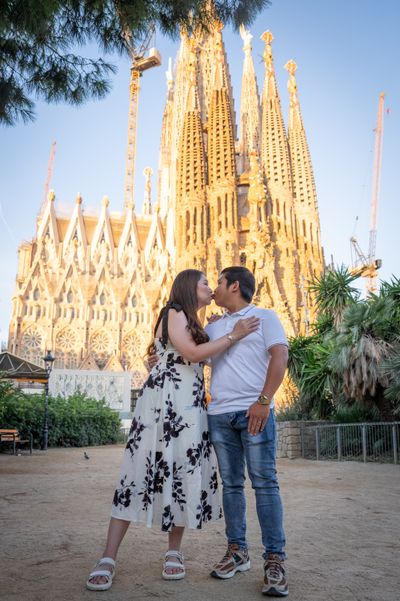 Professional photoshoot outside Sagrada Familia in Barcelona — photo by Macarena Farias, Smiler