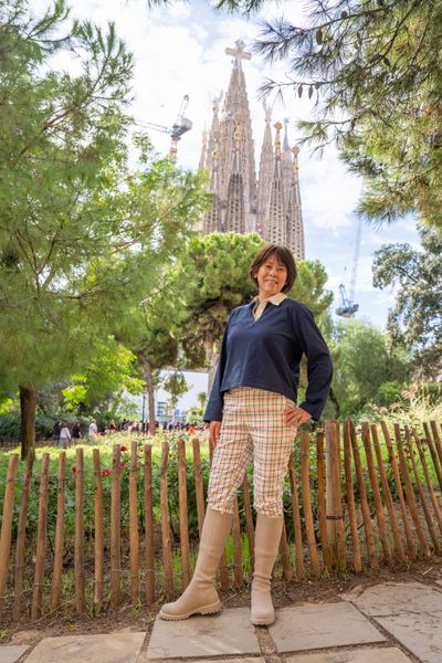 Professional photoshoot outside Sagrada Familia in Barcelona — photo by Macarena Farias, Smiler