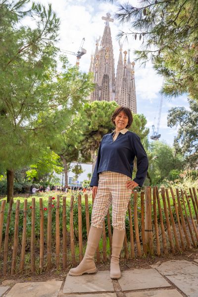 Professional photoshoot outside Sagrada Familia in Barcelona — photo by Macarena Farias, Smiler
