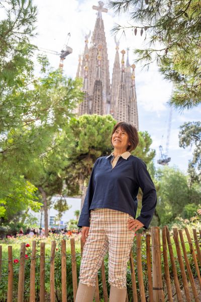 Professional photoshoot outside Sagrada Familia in Barcelona — photo by Macarena Farias, Smiler