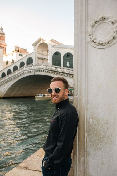 Professional photoshoot at the Rialto Bridge in Venice — photo by K Yellow, Smiler