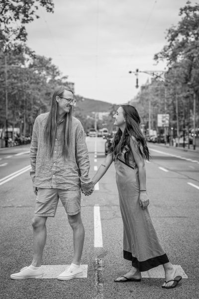 Romantic photoshoot in front of Casa Batlló & La Pedrera in Barcelona — photo by Macarena Farias, Smiler