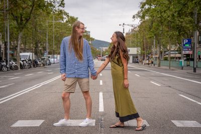Romantic photoshoot in front of Casa Batlló & La Pedrera in Barcelona — photo by Macarena Farias, Smiler