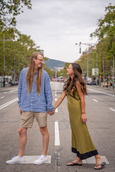 Romantic photoshoot in front of Casa Batlló & La Pedrera in Barcelona — photo by Macarena Farias, Smiler