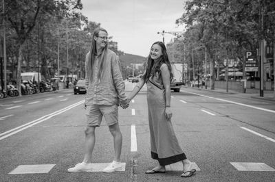 Romantic photoshoot in front of Casa Batlló & La Pedrera in Barcelona — photo by Macarena Farias, Smiler