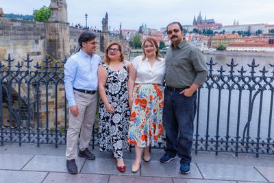 Professional photoshoot at Charles Bridge in Prague — photo by Katerina Krejčová, Smiler