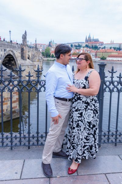 Professional photoshoot at Charles Bridge in Prague — photo by Katerina Krejčová, Smiler