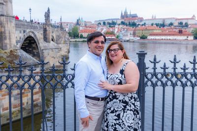 Professional photoshoot at Charles Bridge in Prague — photo by Katerina Krejčová, Smiler