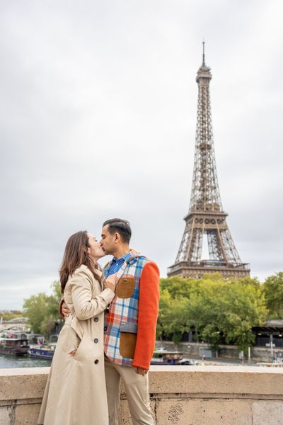 Romantic Couples Photoshoot in Paris in Paris — photo by Kouss AMOURA, Smiler