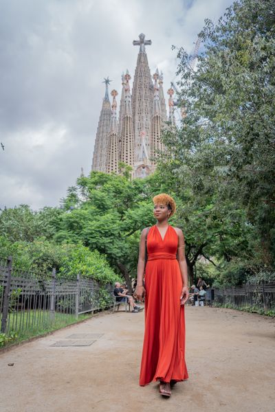 Professional photoshoot outside Sagrada Familia in Barcelona — photo by Rodrigo Sylwan, Smiler