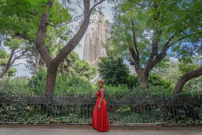 Professional photoshoot outside Sagrada Familia in Barcelona — photo by Rodrigo Sylwan, Smiler