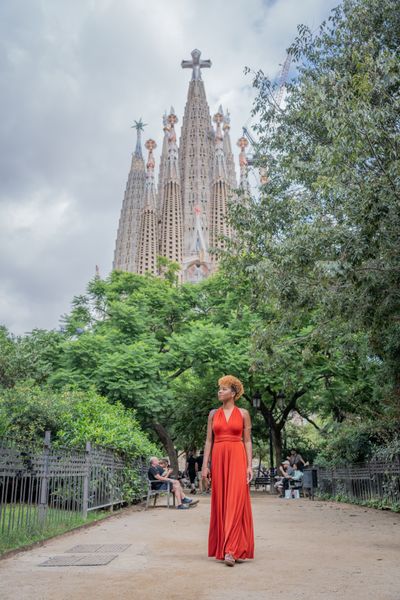 Professional photoshoot outside Sagrada Familia in Barcelona — photo by Rodrigo Sylwan, Smiler