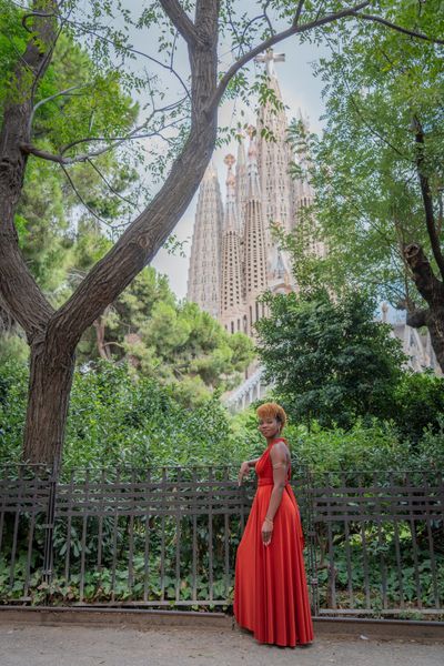 Professional photoshoot outside Sagrada Familia in Barcelona — photo by Rodrigo Sylwan, Smiler
