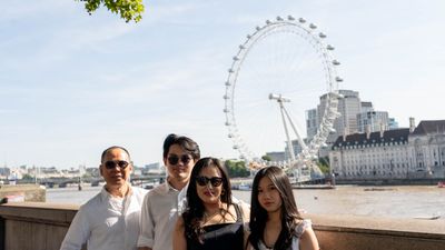 Photoshoot at Westminster and Big Ben, London in London — photo by ANWAR HUSSAIN, Smiler